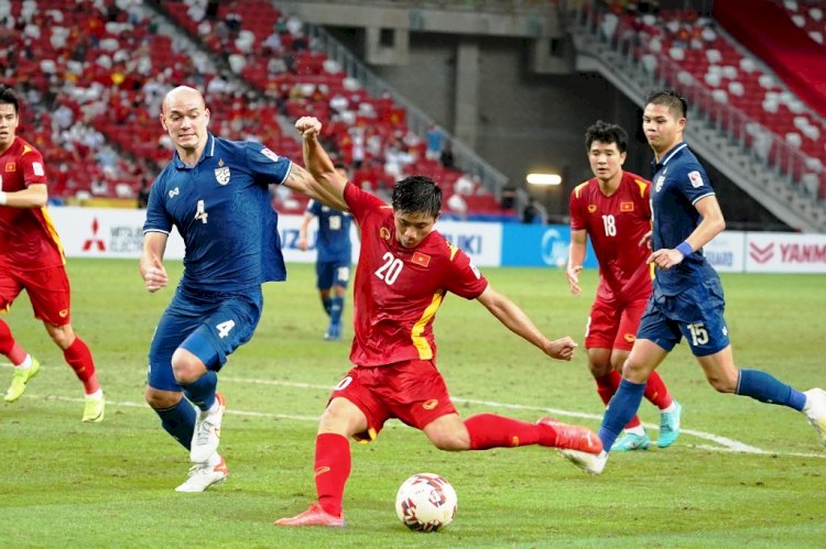 Striker Vietnam Phan Van Duc melepaskan tembakan ke gawnag Thailand pada leg pertama semifinal Piala AFF Suzuki 2020, Kamis (23/12). (AFF Suzuki Cup 2020/rmolsumsel.id)