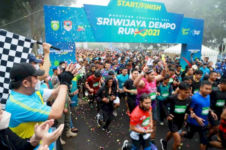 Gubernur Sumsel Herman Deru didampingi Wali Kota Pagar Alam Alpian Maskoni saat melepas peserta Sriwijaya Dempo Run 2021, Minggu (26/12). (Humas Provinsi Sumsel/rmolsumsel.id)