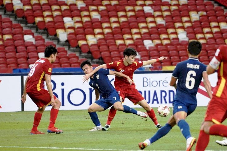 Pemain Vietnam dan Thailand berjibaku pada laga semifinal Piala AFF Suzuki 2020 leg pertama, Kamis (23/12). Vietnam harus tersingkir karena kalah agregat 2-0. (AFF Suzuki Cup 2020/rmolsumsel.id)
