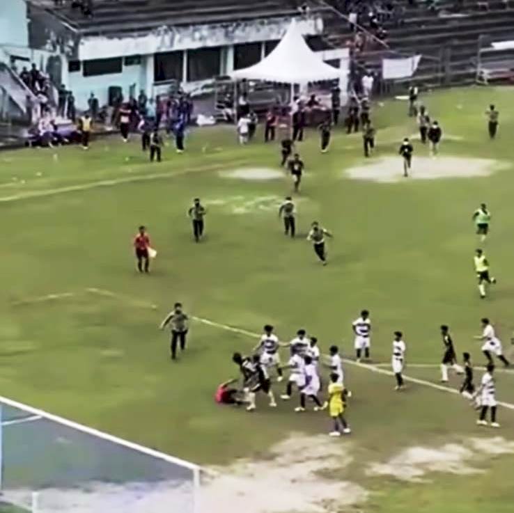 Tangkapan layar video penganiayaan wasit di laga final Liga 3 Sulawesi Selatan antara PS Nene Mallomo Sidrap dan Gasma Enrekenang, Jumat (24/12). (Ist/rmolsumsel.id)