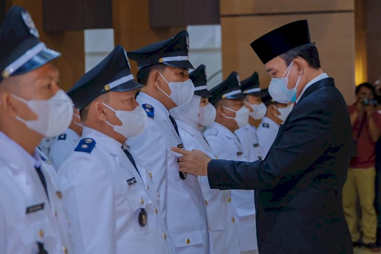Plt Bupati Muba Beni Hernedi saat melantik puluhan Kades Terpilih. (ist/rmolsumsel.id)