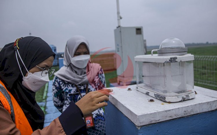 Salah seorang forecaster Stamet SMB II Palembang menunjukkan salah satu peralatan yang digunakan dalam pengamatan kepada wartawan RMOLSumsel. (humaidy/rmolsumsel)