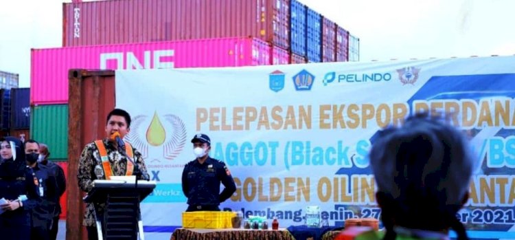 Bupati Ogan Ilir Panca Wijaya Akbar pada pelepasan ekspor perdana Maggot BSF di Pelabuhan Boom Baru, Senin (27/12). (Dinas Kominfo Ogan Ilir/rmolsumsel.id)