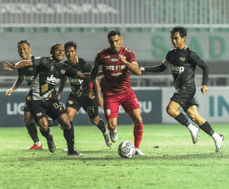 Striker Persis Solo Alberto Goncalves melewati empat pemain Martapura Dewa United sebelum mencetak gol ke gawang Rivky Mokodompit, Senin malam (27/12). (Instagram/persisofficial/rmolsumsel.id0