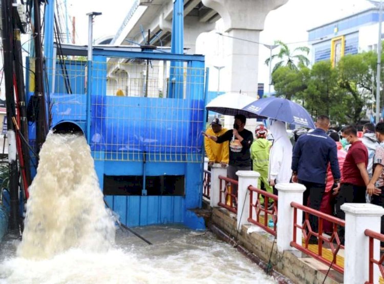 Gubernur Sumsel Herman Deru memantau kerja pompanisasi di Jalan Kapten A Rivai saat terjadi banjir besar Palembang pada Sabtu (25/12). (Humas Provinsi Sumsel/rmolsumsel.id) 