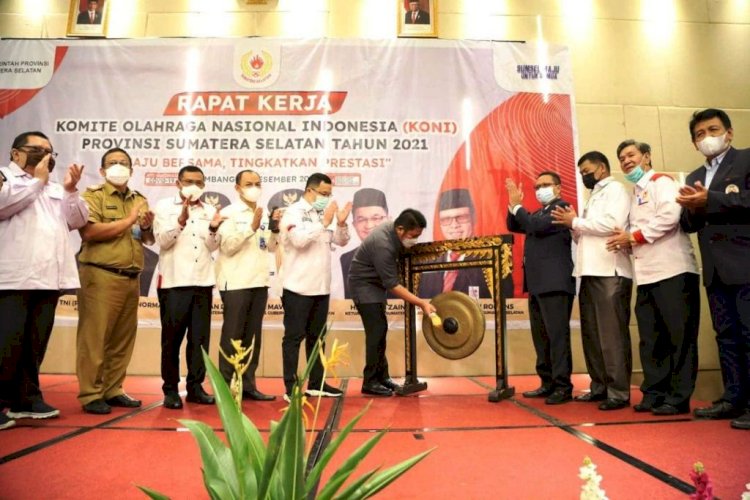 Gubernur Sumsel Herman Deru memukul gong menandai pembukaan Rakerprov KONI Sumsel Tahun 2021 di The Alts Hotel, Palembang, Selasa (28/12). (Humas KONI Sumsel/rmolsumsel.id)