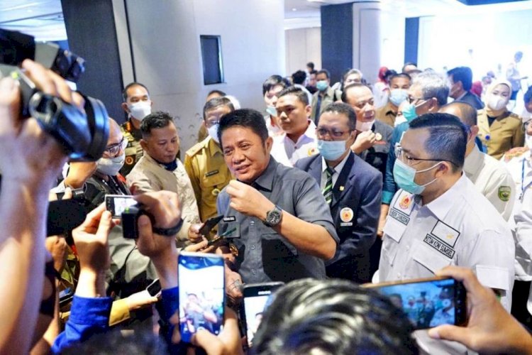 Gubernur Sumsel Herman Deru memberikan keterangan kepada  wartawan usai pembukaan Rakerprov KONI Sumsel Tahun 2021 di The Alts Hotel, Palembang, Selasa (28/12). (Humas KONI Sumsel/rmolsumsel.id)