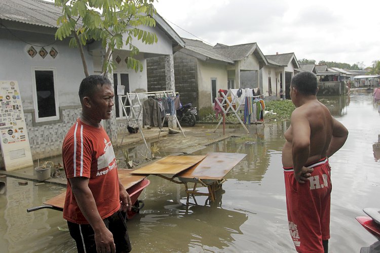 Warga Perumahan Graha Buana Indah II Kelurahan Sukajaya Palembang mulai mengungsi akibat rumahnya terendam banjir. (ist/rmolsumsel.id)