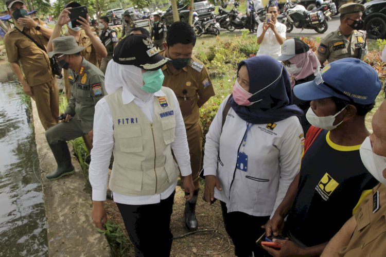 Wawako Palembang Fitrianti Agustinda saat meninjau lokasi longsor Sungai Sedapet. (hummaidy kenny/rmolsumsel.id)