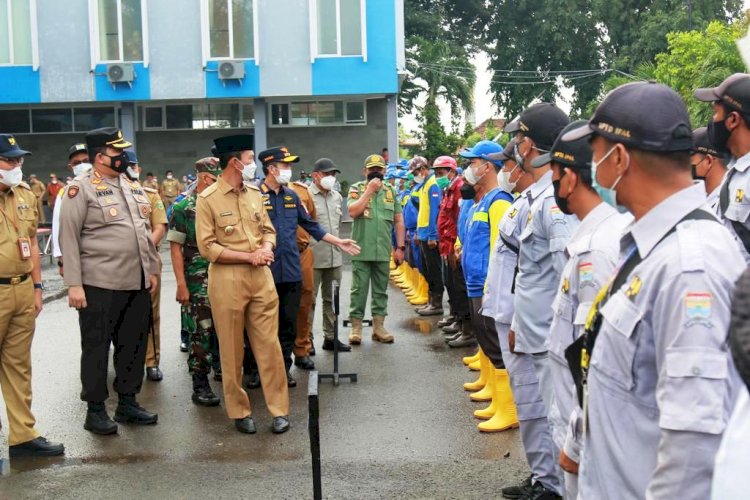 Wali Kota Palembang Harnojoyo saat memeriksa kesiapan petugas pada Apel Siaga Bencana Banjir, Selasa (28/12). (Bakohumas Palembang/rmolsumsel.id)