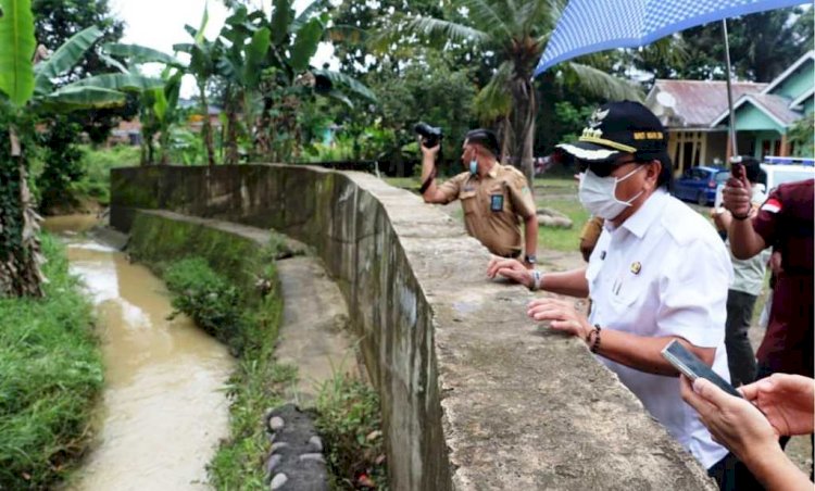 Pj Bupati Muara Enim Nasrun Umar saat mengecek aliran Sungai Aur yang meluap dan menyebabkan banjir. (Instagram/humaspimpinan_muaraenim/rmolsumsel.id)