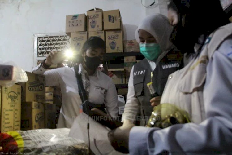 Wawako Palembang, Fitrianti Agustinda saat melakukan sidak di sejumlah toko penjual parsel di Kota Palembang. (diskominfo Palembang/rmolsumsel.id)