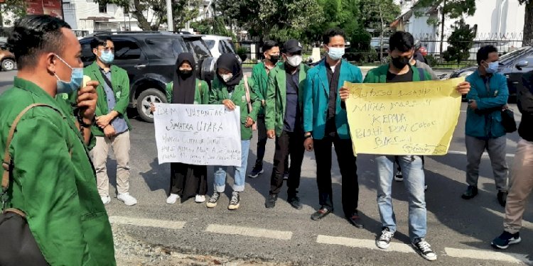 Demo BEM Nusantara mendesak Edy Rahnayadi meminta maaf kepada pelatih Billiar Sumut. (rmolsumut/rmolsumsel.id)