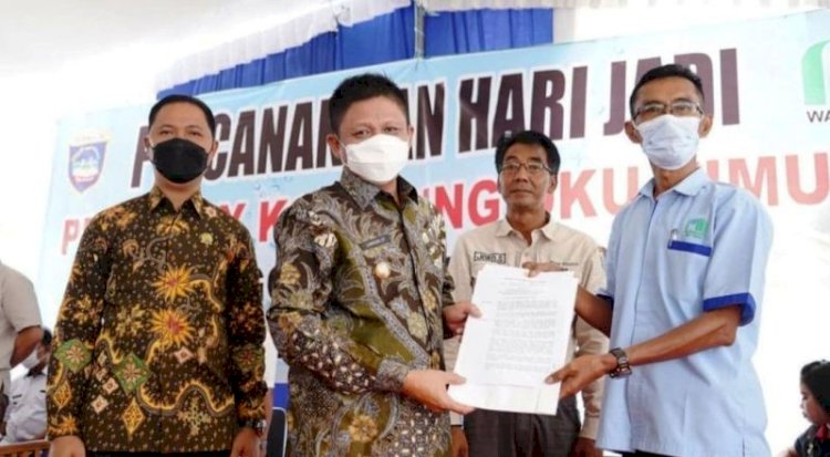 Bupati OKU Timur Lanosin saat menghadiri pencanangan Hari Jadi PDAM Way Komering, Rabu (29/12). (Dinas Kominfo OKU Timur/rmolsumsel.id)