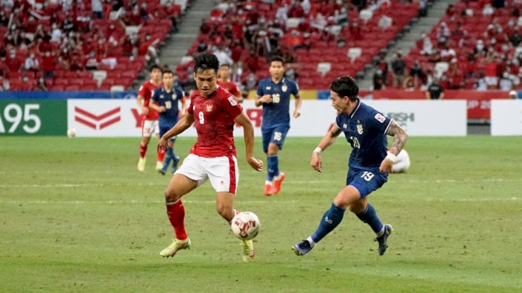 Gelandang Indonesia Witan Sulaeman dibayangi bek Thailand Tristan Do pada leg 1 final Piala AFF Suzuki 2020 di National Stadium, Singapura, Rabu malam (29/12). (PSSI/rmolsumsel.id)
