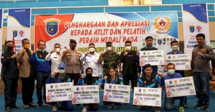 Pemkab OKI memberikan penghargaan kepada atlet peraih medali Porprov Sumsel XIII OKU Raya, Rabu(29/12). (Dinas Kominfo OKI/rmolsumsel.id)