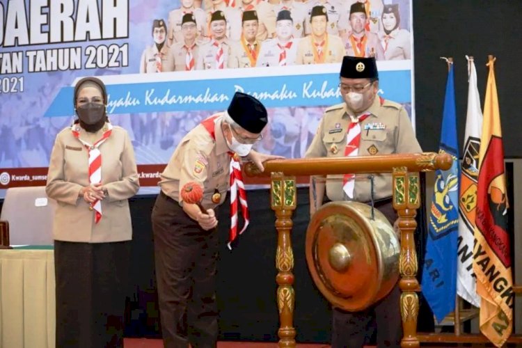 Wakamabida Gerakan Pramuka Sumsel Mawardi Yahya memukul gong pembukaan Musda Kwarda Gerakan Pramuka Sumsel didampingi Ketua Kwarda terpilih Riza Pahlevi dan Ketua DPRD Sumsel RA Anita Noeringhati, Rabu (29/12). (Humas Provinsi Sumsel/rmolsumsel.id)