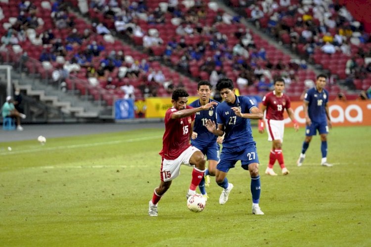 Gelandang Indonesia Ricky Kambuaya dibayangi gelandang Thailand Weerathep Pomphan di leg pertama final Piala AFF Suzuki 2020, Rabu malam (29/12). (AFF Suzuki Cup 2020/rmolsumsel.id)  