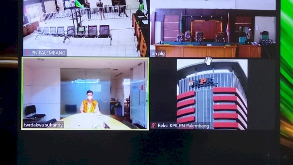 Terdakwa Suhandy menjalani sidang perdana kasus dugaan suap terhadap Bupati Muba Dodi Reza. (Yosep Indra Praja/Rmolsumsel.id). 
