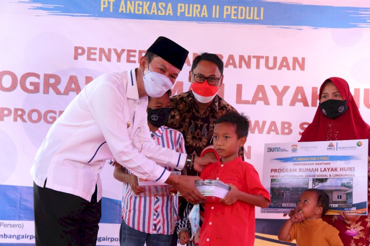 Wali Kota Palembang Harnojoyo saat memberikan bantuan kepada warga. (hummaidy kenny/rmolsumsel.id)
