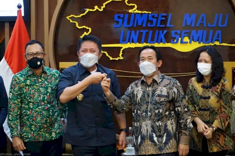 Gubernur Sumsel Herman Deru bersama Dirut PT Bukit Asam, Arsal Ismail. (ist/rmolsumsel.id)