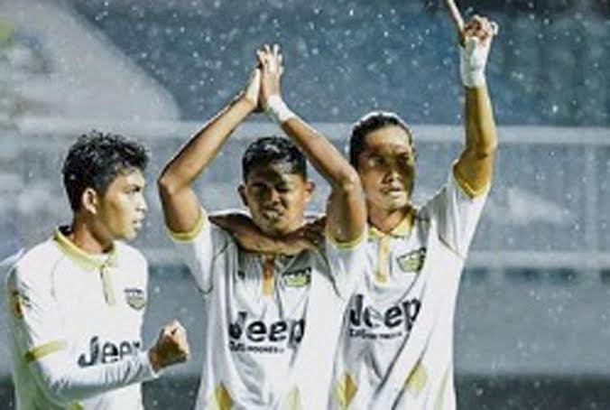 Selebrasi pemain Dewa United usai mencetak gol dan memastikan promosi ke liga 1 Indonesia. (Istimewa/rmolsumsel.id)