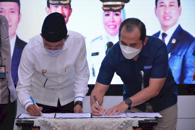 Wali Kota Palembang, Harnojoyo saat melakukan penandatangan nota kesepahaman dengan BPJS Kesehatan. (Istimewa/rmolsumsel.id)