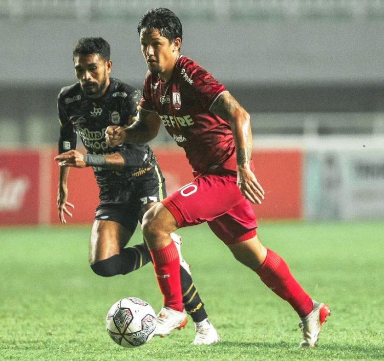 Striker Persis Solo Irfan Bachdim mencetak dua gol di final Liga 2 2021 dan membawa timnya juara, Kamis malam (30/12). (Instagram/persisofficial/rmolsumsel.id)