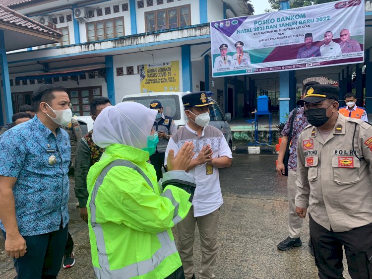 Wawako Palembang Fitrianti Agustinda saat meninjau Pospam Nataru di Kota Palembang. (humaidy kenedy/rmolsumsel.id)