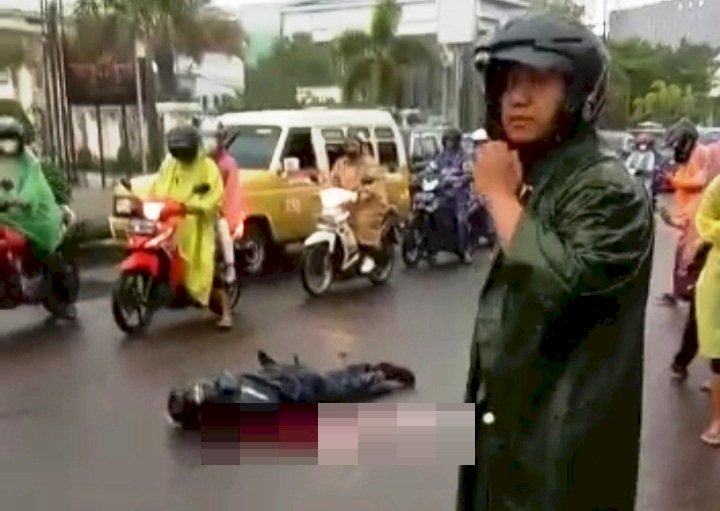 Jenazah CB pemotor yang tewas diserempet oleh mobil Innova sebelum dievakuasi, Jumat (31/12). (Ist/rmolsumsel.id)