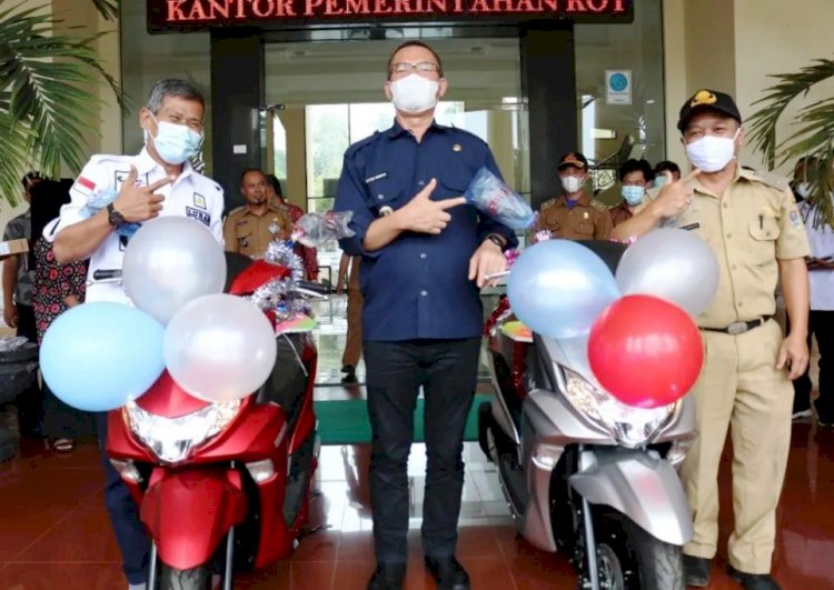 Wali Kota Pagar Alam Alpian Maskoni usai menyerahkan hadiah sepeda motor kepada Kelurahan Candi Jaya dan Kelurahan Dempo Makmur yang menjadi Kelurahan terbaik di Pagar Alam tahun 2021, Jumat (31/12). (Humas Kota Pagar Alam/rmolsumsel.id)