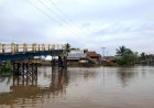 Belum Sempat Diperbaiki usai Ditabrak Ponton, Jembatan Penghubung Desa Ambruk