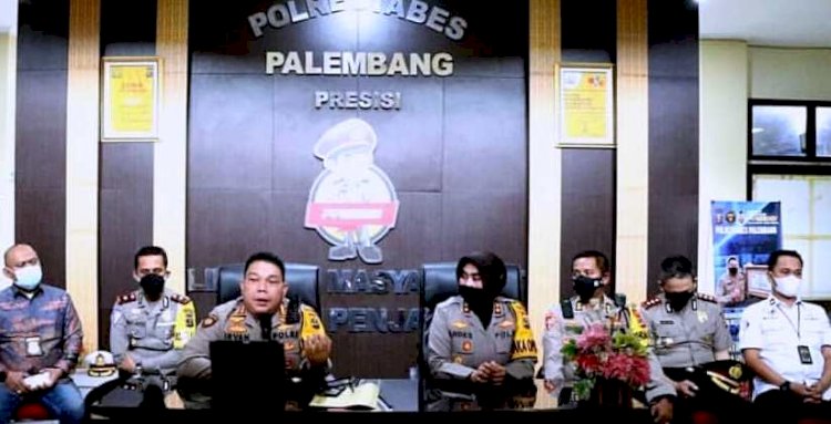 Kapolrestabes Palembang Kombes Irvan Prawira Satyaputra didampingi para Kasat, saat menggelar pers rilis akhir tahun 2021 di aula Polrestabes Palembang, Jumat (31/12). (Ist/rmolsumsel.id)