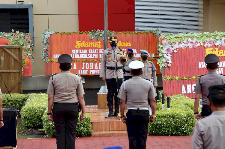 Kapolres Muba AKBP Alamsyah Pelupessy memimpin upacara laporan kenaikan pangkat di Lapangan Apel Polres Muba, Sabtu (1/1/2022). (Ist/Rmolsumsel.id). 
