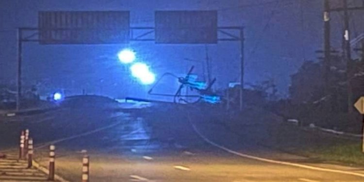 Kondisi tiang listrik yang rusak akibat ledakan di malam tahun baru di Thailand. (Istimewa/rmolsumsel.id)