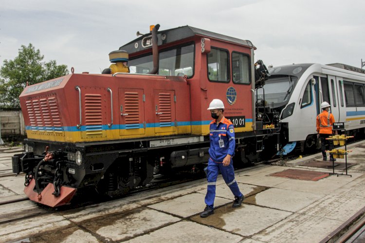 Petugas gedung Workshop melakukan pengecekan pada kereta LRT Sumsel.  (hummaidy kenedy/rmolsumsel.id)