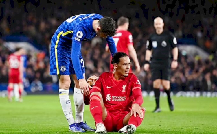 Bek Liverpool Virgil van Dijk merasa frustrasi usai bermain imbang dengan Chelsea dan gagal memangkas selisih poin dengan Manchester City di puncak klasemen. (Getty Images/rmolsumsel.id) 