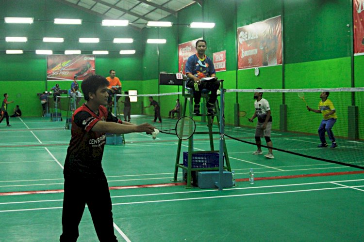 Para peserta bertanding pada Kejuaraan Bulu tangkis Kuyung Syadat Cup 2022 di lapangan Cemerlang Badminton, Palembang, Senin (3/1). (Humaidy Kenedy/rmolsumsel.id)