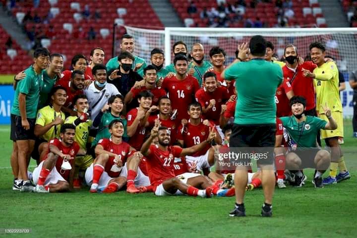 Momen Timnas Indonesia usai menjalani partai final leg kedua kontra Thailand, Minggu (1/1) malam kemarin. Walau kalah dengan agregat 6-2, namun seluruh Skuad Garuda dan tim pelatih, tetap ceria dan mengabadikan momen tersebut. (ist/rmolsumsel.id)