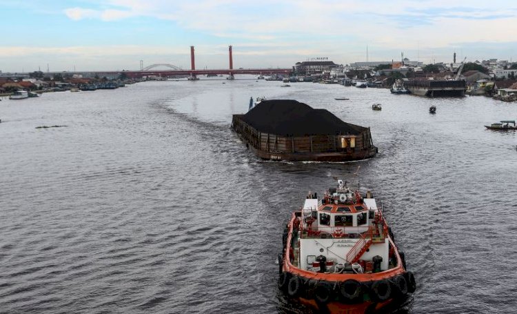 Pengiriman batubara melalui tongkang di Sungai Musi. (dok/rmolsumsel.id)