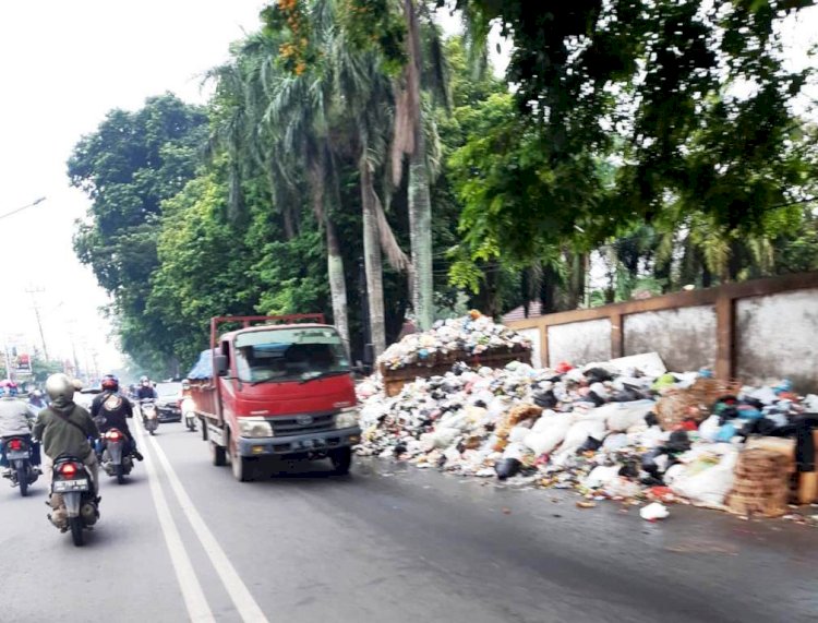 Kondisi sampah yang menumpuk di TPS Bagus Kuning, Kecamatan Plaju mulai memakan badan jalan, Selasa pagi (4/1). (Iwan Setiawan/rmolsumsel.id)