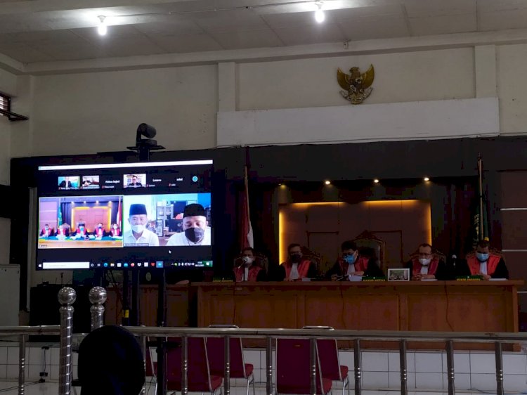 Kedua terdakwa saat menjalani sidang dengan agenda putusan di Pengadilan Tipikor Palembang pakan lalu. (Yosep Indra Praja/Rmolsumsel.id). 