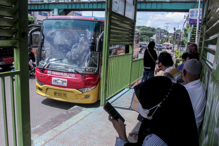 Sejumlah penumpang tengah menunggu bus Transmusi  di salah satu halte. (hummaidy kenedy/rmolsumsel.id)