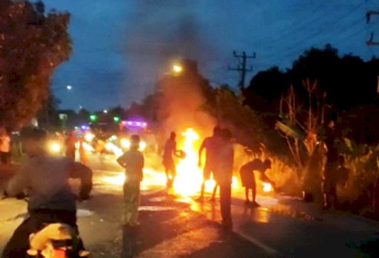 Kobaran api di Jalinteng Sumatera di Desa Sukarami, Kecamatan Sekayu, sempat membuat kemacetan panjang, Selasa petang (4/1). (Ist/rmolsumsel.id)