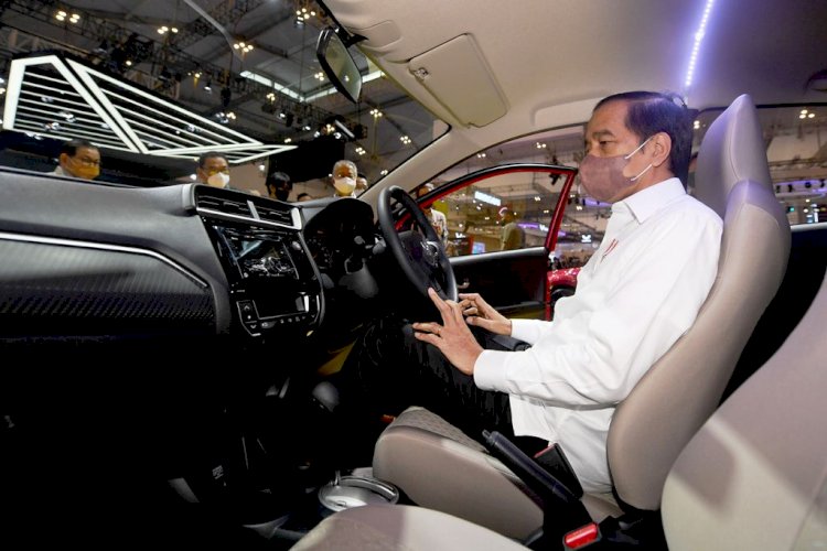 Presiden Joko Widodo mencoba interior mobil keluaran terbaru pada GIIAS 2021. (BPMI Setpres/Lukas/rmolsumsel.id)