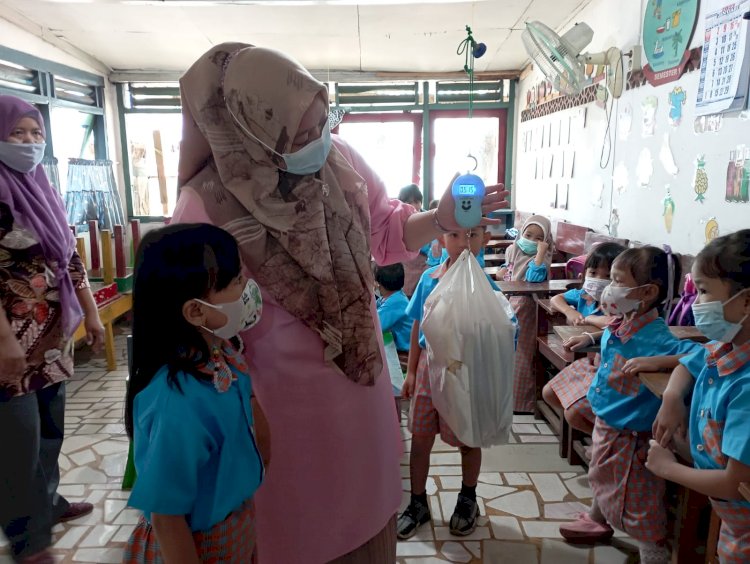 TK Junjung Birru Palembang menerapkan pembayaran iuran sekolah menggunakan Sampah. (Mita Rosnita/Rmolsumsel.id). 