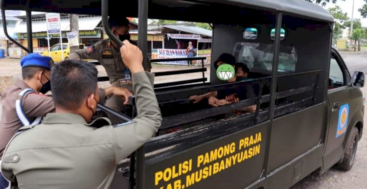 Sat Pol PP MUba melakukan razia terhadap anak punk yang dinilai meresahkan. (Ist/Rmolsumsel.id). 