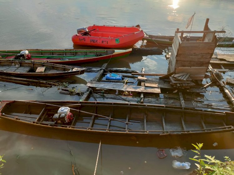 Perahu Irawan ditemukan warga mengambang di pinggir Sungai Musi, sedangkan Irawan hingga kini tak kunjung pulang. (Ist/Rmolsumsel.id) 