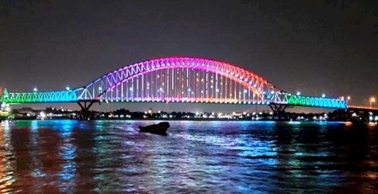 Pesona lampu hias menambah keindahan Jembatan Musi VI Sumsel di malam hari. (Net/rmolsumsel.id)