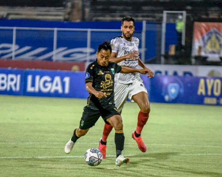 Striker Persebaya Surabaya Samsul Arif mencetak gol pembuka timnya ke gawang Bali United, Rabu malam (5/1). (Instagram/officialpersebaya/rmolsumsel.id)